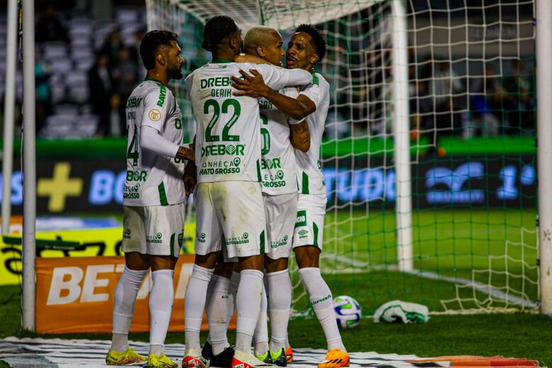 Em jogo de seis gols, Coritiba empata no Couto Pereira