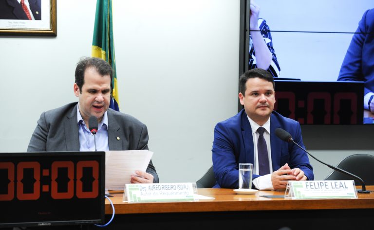 A audiência pública foi solicitada pelo deputado Áureo Ribeiro (E)   - Crédito: Renato Araújo/Câmara dos Deputados