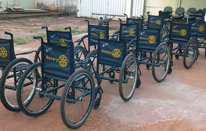 Cadeiras de rodas produzidas em presídio são destinadas a quem precisa, gratuitamente - Crédito: Divulgação