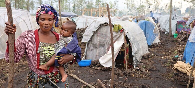 Pessoas que fugiram de conflitos e violência em North Kivu buscam refúgio em Rusayo, na República Democrática do Congo - Crédito:  UNHCR/Blaise Sanyila