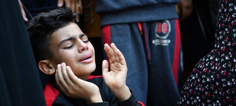 Criança chora pela perda de um membro da família no Hospital Médico Nasser em Khan Younis - Crédito:  Unicef/Abed Zaqout