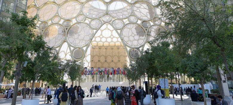 Pessoas entrando no Al Wasl Dome na Expo City Dubai, sede da 28a Conferência das Nações Unidas sobre Mudanças Climáticas de 2023, COP28 - Crédito: Unfccc/Kiara Worth