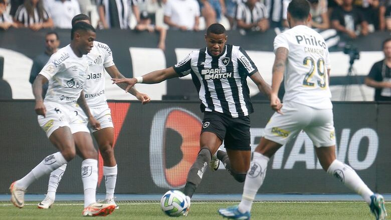 Botafogo perde no Santão, mas continua na zona de classificação