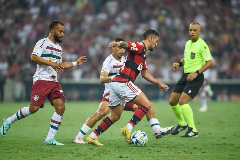 Mesmo com um a menos, Fluminense segura empate com o Flamengo