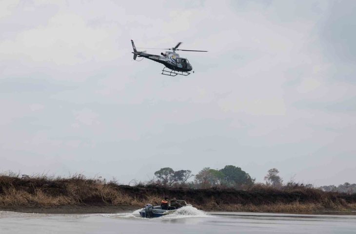 Equipes usam helicóptero para resgatar animais feridos no Pantanal Policiamento Aéreo e PMA monitoram Pantanal - Crédito:  GPA