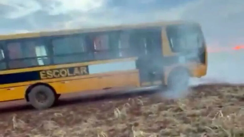 Ônibus escolar pega fogo com alunos dentro em Costa Rica - MS - 