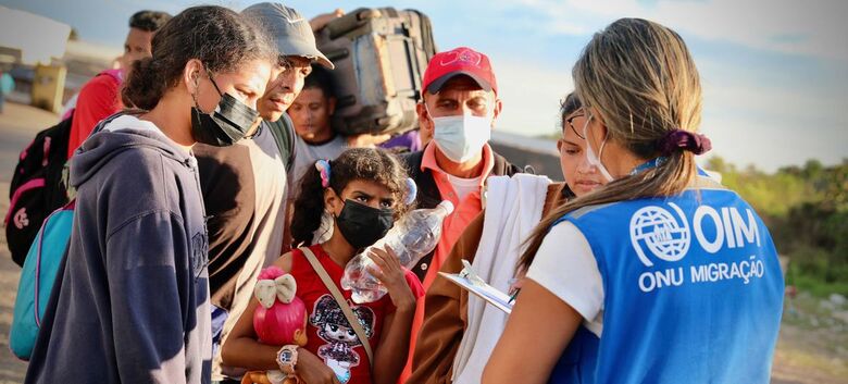Funcionário da OIM registra migrantes venezuelanos em um centro de acomodação temporária em Pacaraima, no norte do Brasil - Crédito:  IOM/Gema Cortés