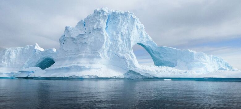 Túnel de iceberg fotografado em Portal Point, na Antártida - Crédito: Unsplash/Derek Oyen