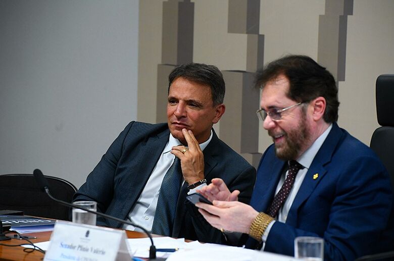 Relatório do senador Marcio Bittar, à esquerda, será entregue a CPI das ONGs, presidida pelo senador Plínio Valério, à direita  - Crédito: Marcos Oliveira/Agência Senado  