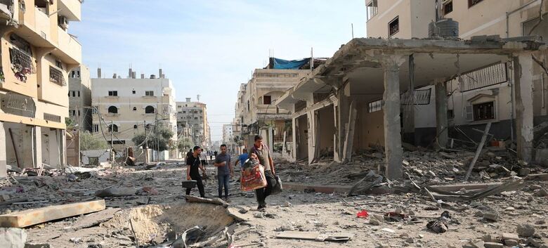 Homens caminham pelas ruas destruídas de Gaza - Crédito:  WHO 