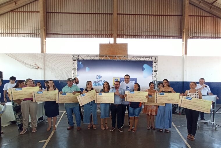 Representantes das unidades receberam os cheques simbólicos durante o Sábado Especial do Desenvolve Dourados em Ação - Crédito: Rodrigo Pirola/Prefeitura de Dourados