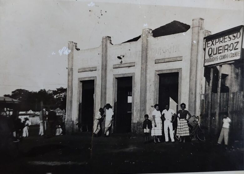 Bar Pinguim, no final da década de 50, em Dourados - Crédito: Acervo familiar/Aquino Corrêa
