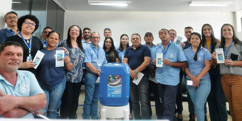 Equipe da Sanesul Regional Naviraí no dia do lançamento do projeto 'Tampinhas e Lacres: abre + que embalagens, Abre Sorrisos', - 