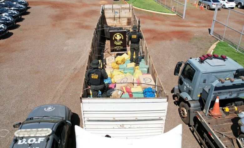 DOF apreende 8 toneladas de maconha escondidas em carreta carregada de soja - 