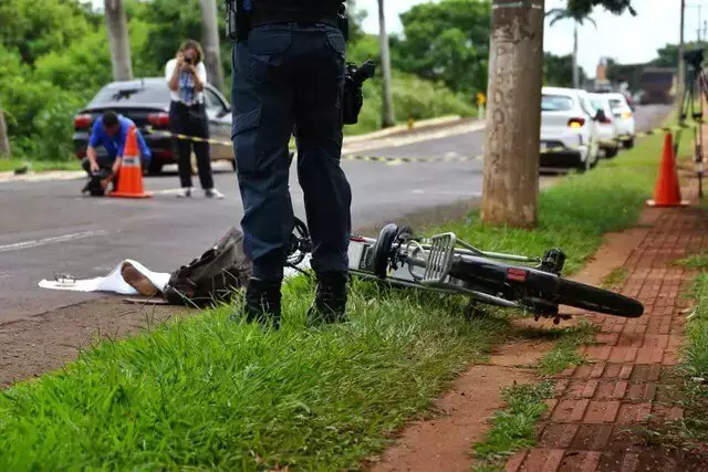 Bicicleta elétrica caída na calçada e vítima na Avenida Ernesto Geisel  - Crédito: Paulo Francis/Arquivo