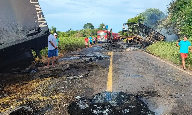 Após a colisão, as cargas que eram transportadas nos veículos ficaram espalhadas pela rodovia - Crédito: Divulgação/PMR