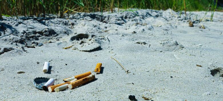 Quando descartadas incorretamente, as bitucas de cigarro são uma forma de poluição plástica que pode prejudicar a vida marinha e envenenar as águas - Crédito: Unsplash/Brian Yurasits