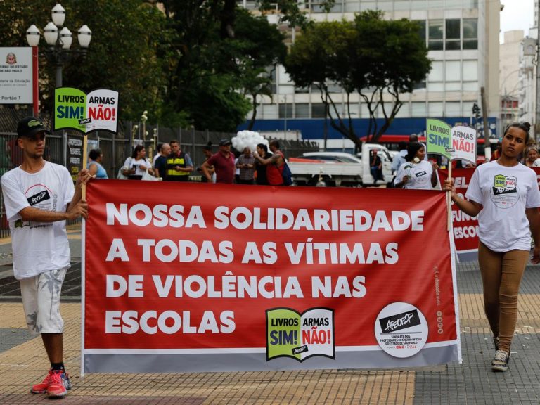 Protesto em São Paulo contra a violência nas escolas após ataque na escola estadual Thomazia Montoro    - Crédito: Fernando Frazão/Agência Brasil