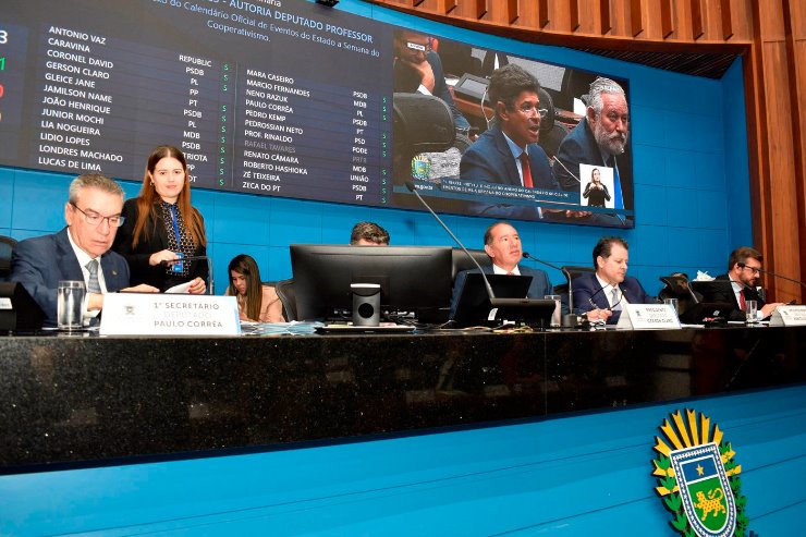 Na tela, deputado Professor Rinaldo Modesto explica seu projeto em votação aos parlamentares - Crédito: Luciana Nassar/ALEMS