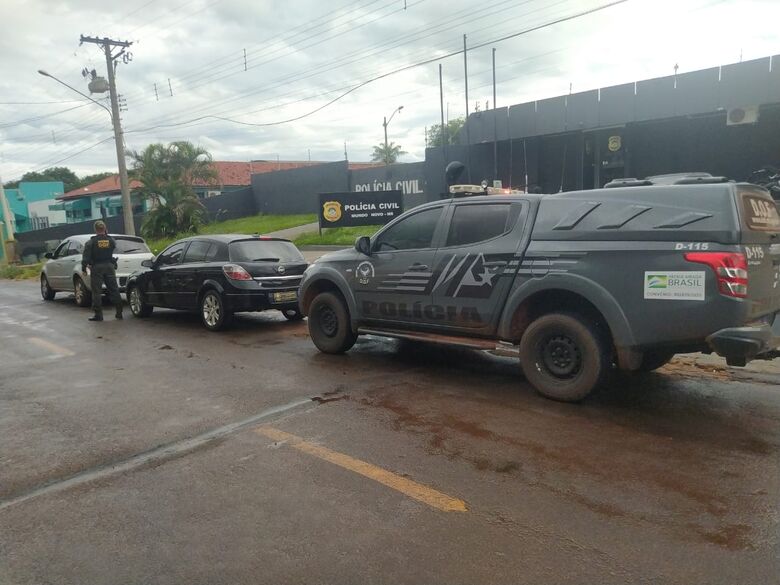 Veículos adulterados que estavam com paraguaios são apreendidos pelo DOF - Crédito: Divulgação/DOF