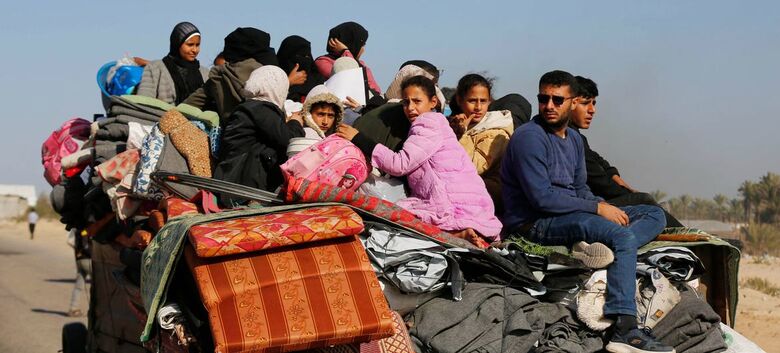 Famílias forçadas a fugir dos bombardeamentos em curso em Khan Younis para Rafah - Crédito: UNRWA