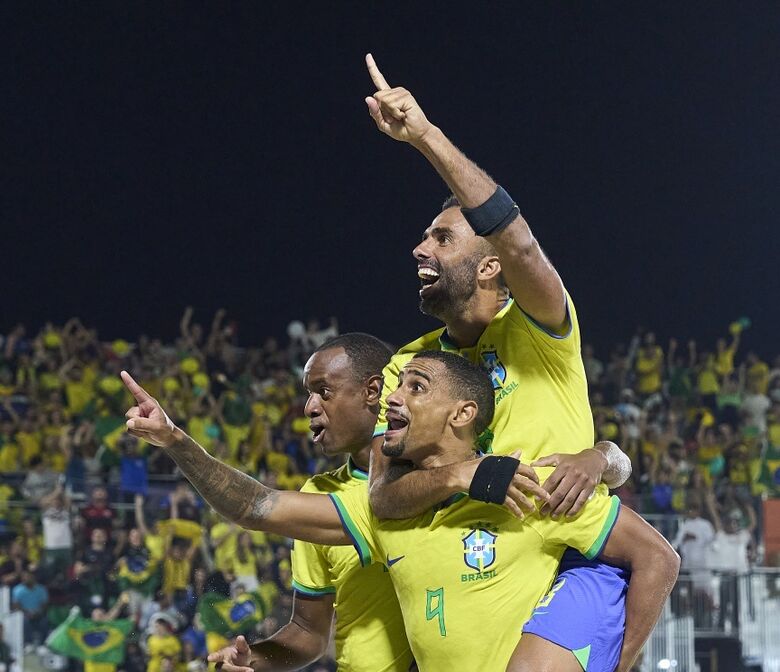 Brasileiros comemoram mais um gol na vitória histórica em Dubai - Crédito: Aitor Alcalde - FIFA/FIFA via Getty Images