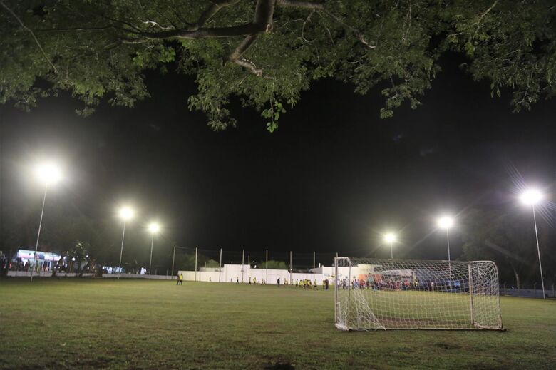 Atletas e escolinhas de futebol comemoram iluminação no Campo da Moreninha II - Crédito: Divulgação