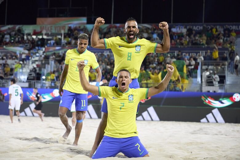 Jogadores da Seleção comemoram na estreia no Mundial de Beach Soccer na sexta-feira - Crédito: Aitor Alcalde/FIFA