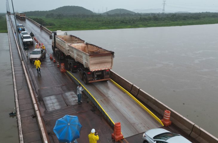 Mesmo sob reparos, ponte sobre o Rio Paraguai segue aberta para veículos - Crédito: Agesul