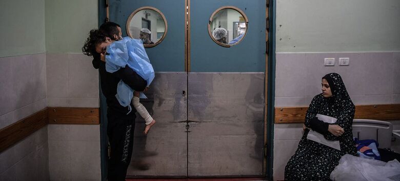 Criança ferida é atendida no Hospital Nasser em Khan Younis - Crédito:  Unicef/Abed Zaqout