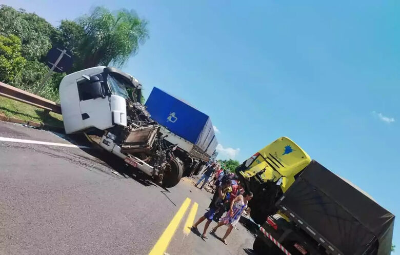 Colisão com ônibus e duas carretas deixou ao menos uma morte - Crédito: Divulgação