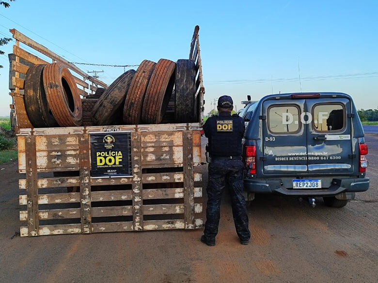 Caminhão com mais de R$ 90 mil em pneus contrabandeados é apreendido pelo DOF - Crédito: Divulgação/DOF