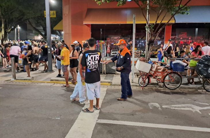 Equipes da Defesa Civil atuaram na conscientização sobre a dengue nas ruas de Campo Grande durante o Carnaval - Crédito:  Divulgação/Cepdec
