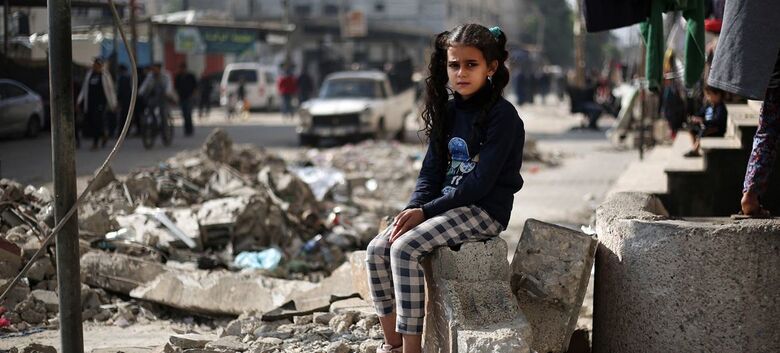 Uma menina de 11 anos está sentada nos escombros de uma casa em Rafah, no sul da Faixa de Gaza - Crédito: Unicef/Eyad El Baba