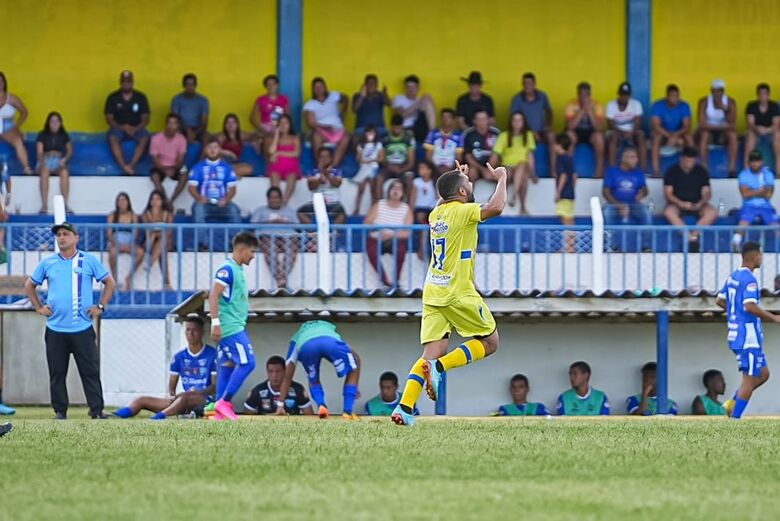 Túlio Renan (17) comemora seu primeiro gol na virada do DAC em Ivinhema - Crédito: Marcelo Berton
