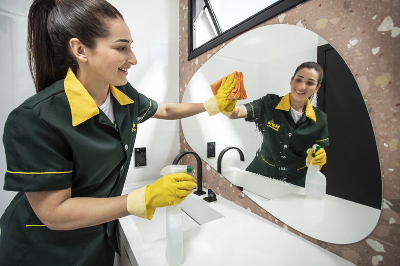 Limpeza de vidros e espelhos: confira dicas sobre a higienização correta dos objetos - 