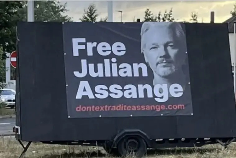 Painel em frente à penitenciária Belmarsh, Londres, onde Julian Assange está presoPainel em frente à penitenciária Belmarsh, onde Julian Assange está preso  - Crédito: Divulgação Don't Extradite Assange