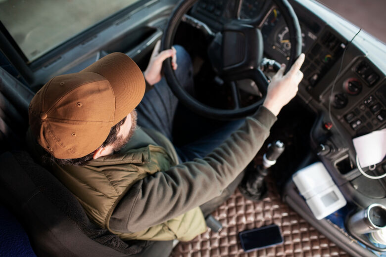 Motoristas levam bronca de app ao dirigir usando celular - 