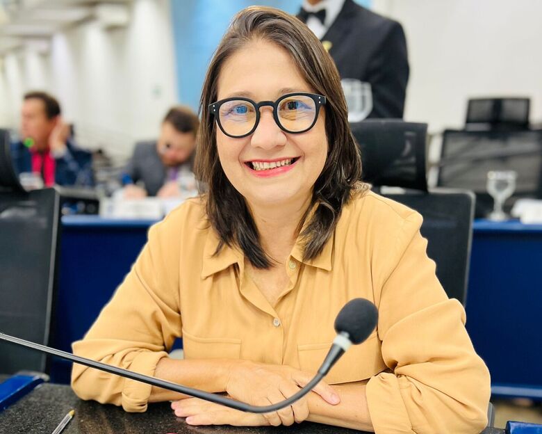 Luiza Ribeiro solicita prestação de contas de viagem da prefeita Adriane Lopes a São Paulo - 