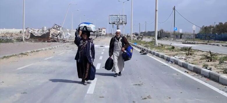 Abdullah e Aisha Qarmout caminhando pela rua Al Rachid no caminho do norte de Gaza para o sul - Crédito: ONU News