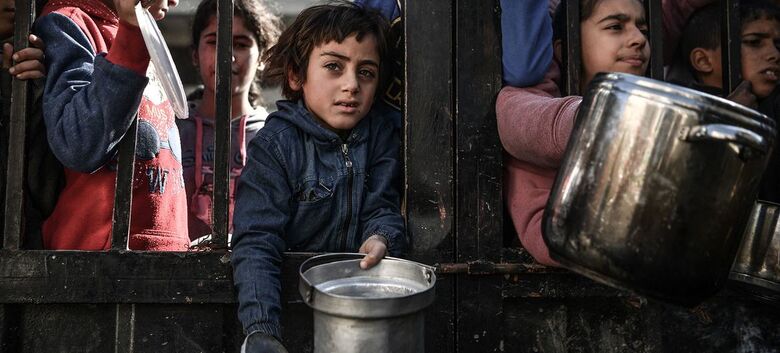 Em Gaza, crianças esperam para receber alimentos enquanto os bombardeios no enclave continuam (arquivo) - Crédito:  UNDP PAPP/Abed Zagout 