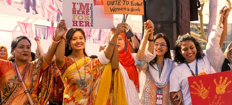 Grupo reunido no centro cultural Cox's Bazaar, em Bangladesh, durante a campanha 16 Dias de Ativismo da ONU Mulheres - Crédito:  ONU Mulheres/Magfuzur Rahman Shan