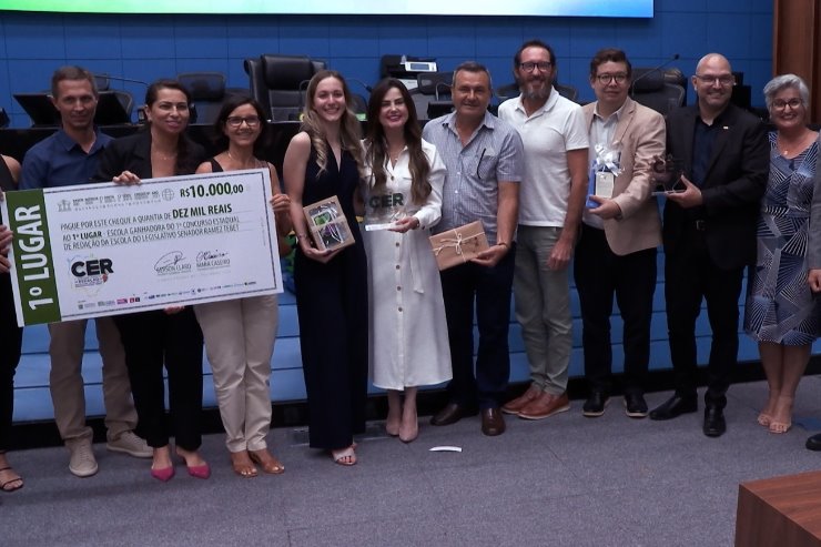 Deputada Mara Caseiro entrega prêmio à vencedora do concurso de redação - Crédito: Divulgação/TV ALEMS