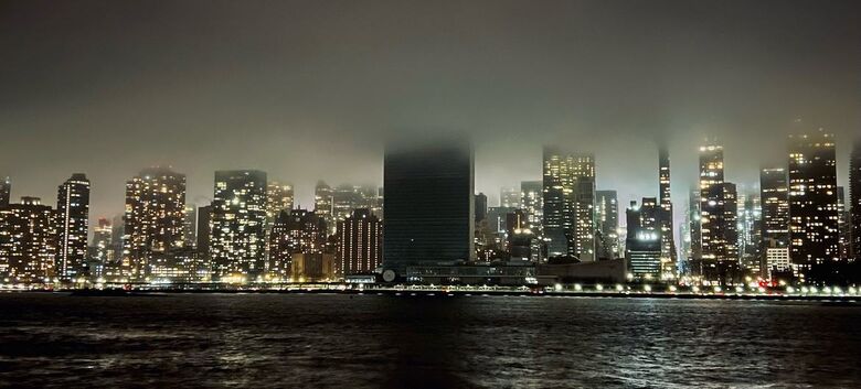 A sede da ONU teve as luzes apagadas para a Hora do Planeta. (25 de março de 2023) - Crédito: UN News