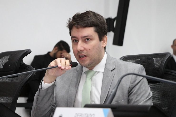 João Henrique apresentou projeto que beneficia alunos da rede pública estadual de ensino - Crédito: Wagner Guimarães/ALEMS