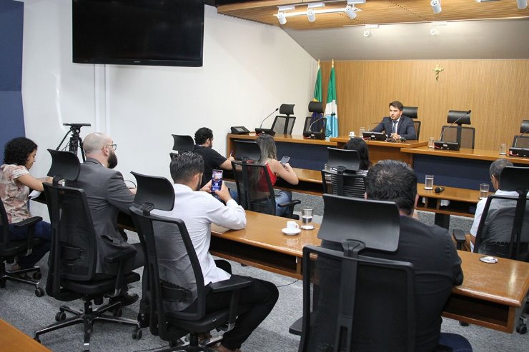 Coletiva de imprensa foi realizada na tarde desta segunda-feira no plenarinho da Assembleia Legislativa - Crédito: Wagner Guimarães/ALEMS