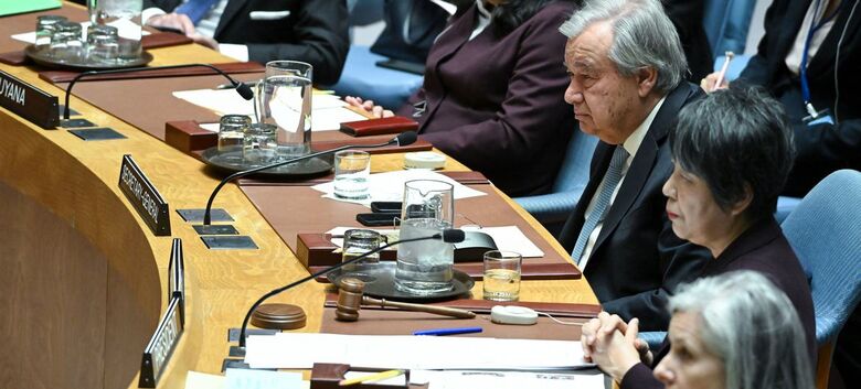 O secretário-geral da ONU, António Guterres (centro-direita), participa numa reunião do Conselho de Segurança sobre desarmamento nuclear e não-proliferação - Crédito: ONU/Evan Schneider 