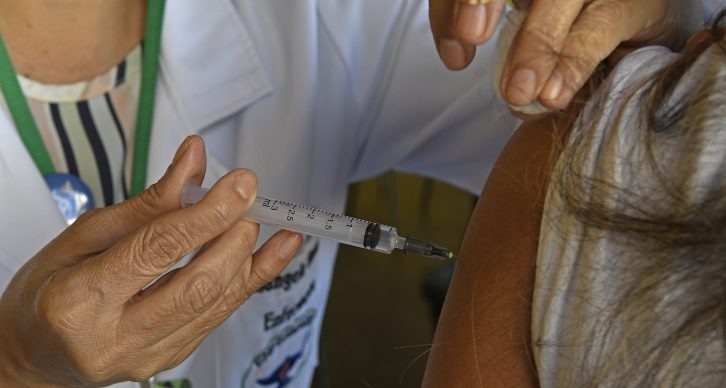 Vacinação acontece em todas as Unidades Básicas de Saúde a partir de segunda-feira - Crédito: Bruno Rezende/Governo MS