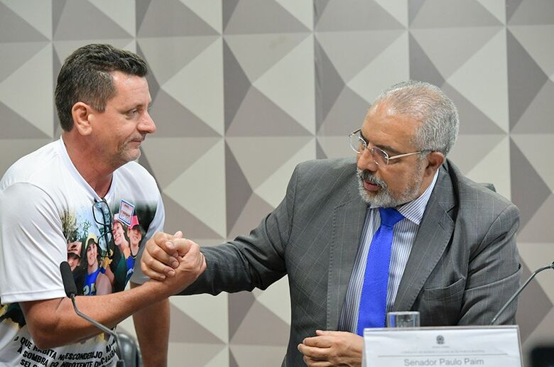 Paulo Paim, à direita, se solidariza, na reunião da CDH, com Regivaldo, caminhoneiro cuja família foi assassinada no MT   - Crédito: Geraldo Magela/Agência Senado