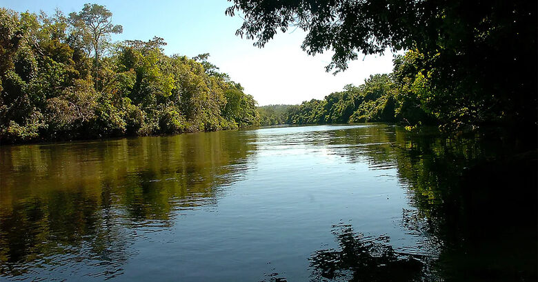 Em rios amazônicos, como o Cristalino, há correlações bem estabelecidas entre processos hidrológicos extremos e sistemas atmosféricos globais - Crédito: Cecilia Bastos